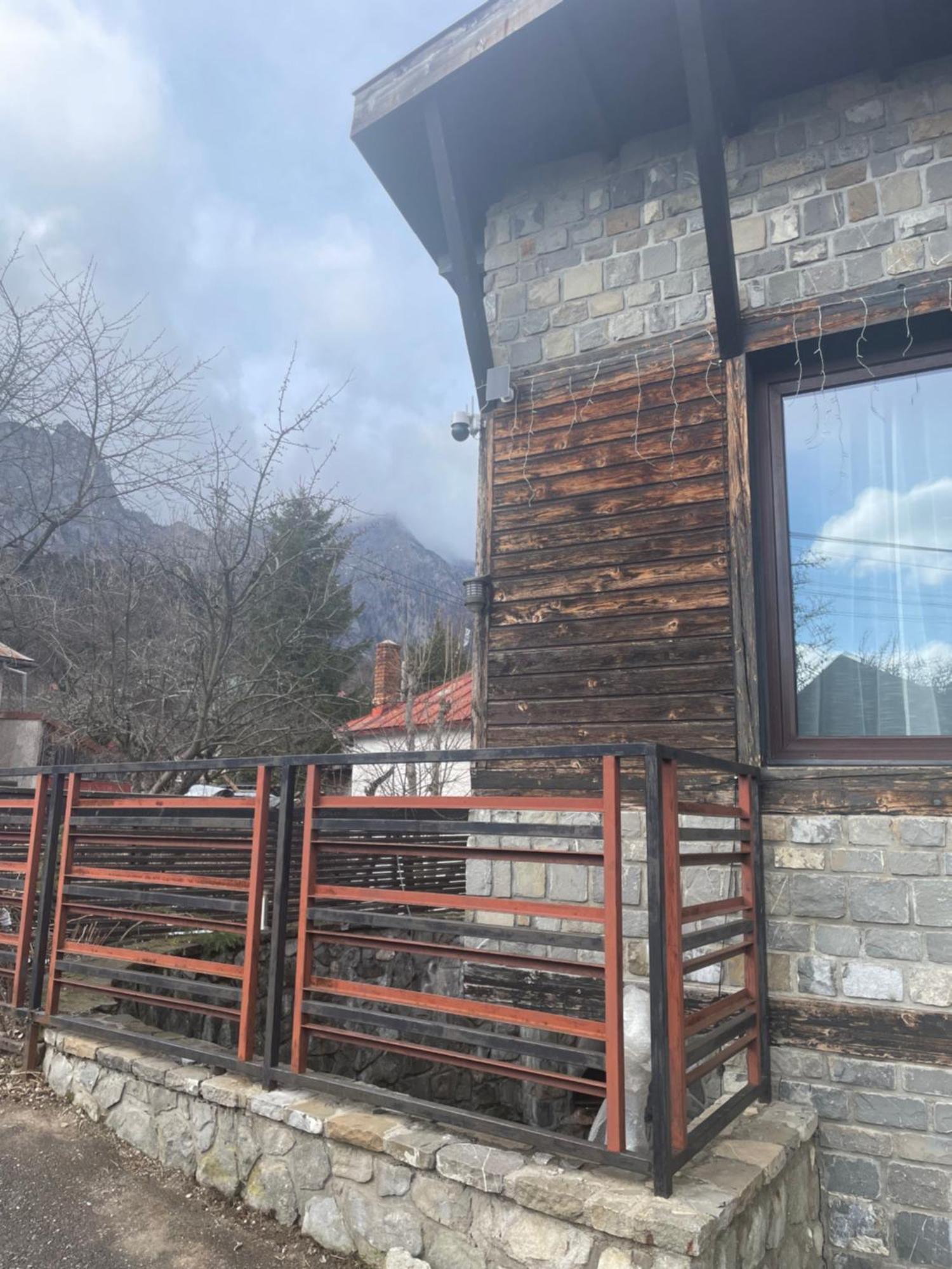 Villa Casuta De Piatra Buşteni Exterior foto